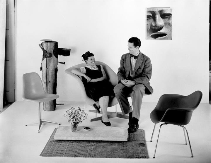 Charles e Ray Eames sono in un salotto con tre modelli diversi di sedia DSW