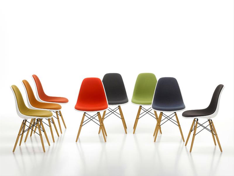 La sediaVitra DSW dal 1988 diviene una sedia in polipropilene, qui è proposta in vari colori
