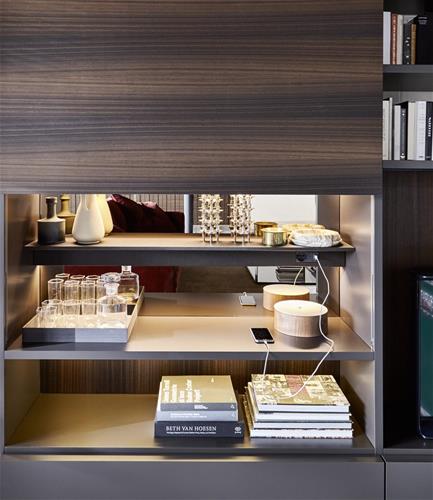 Details of the Design library Molteni 505: a phone charging directly from the library’s USB chargin