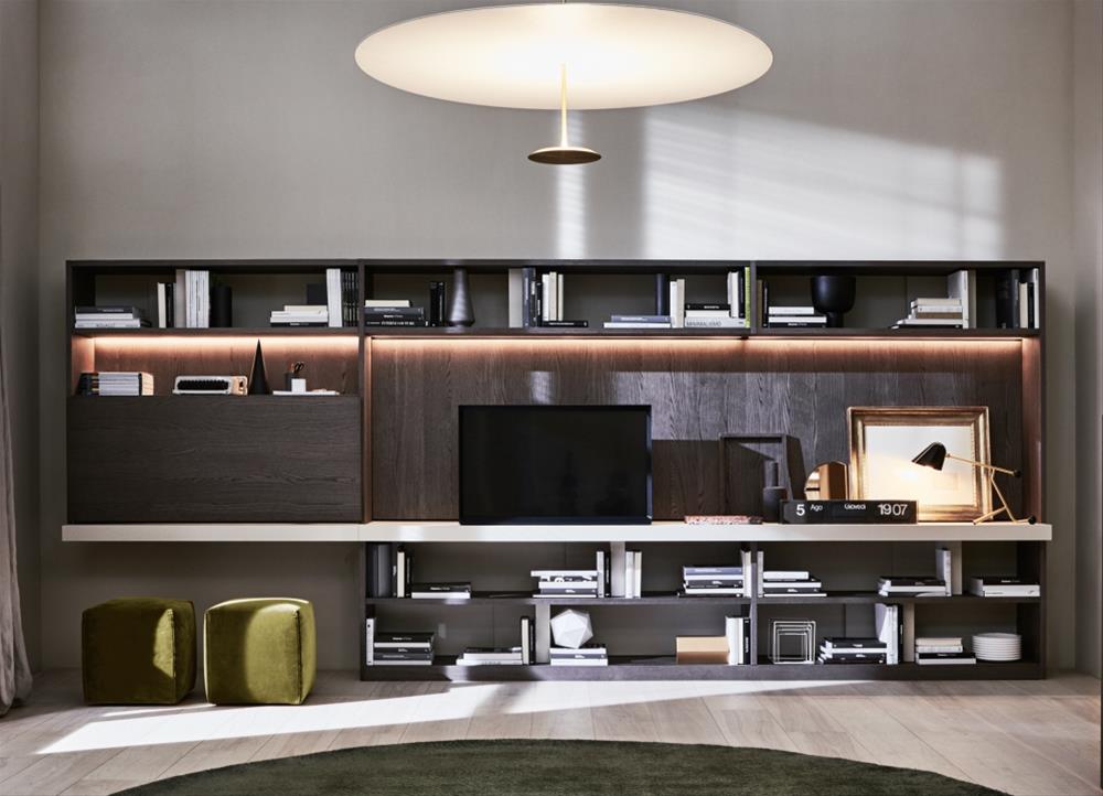 Design library Molteni 505 with a television in the first shelve