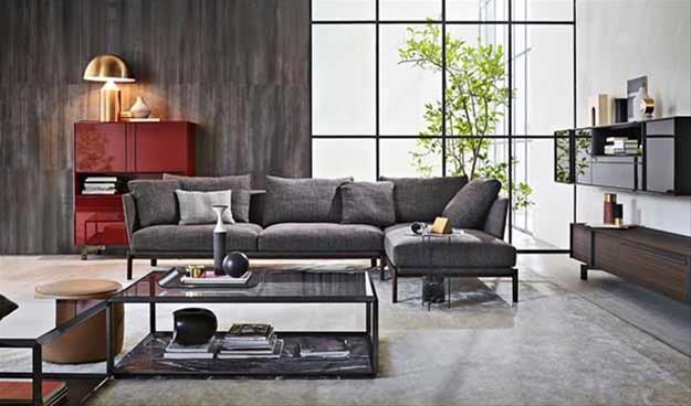 divano chelsea di molteni con chaise longue e rivestimento in tessuto grigio