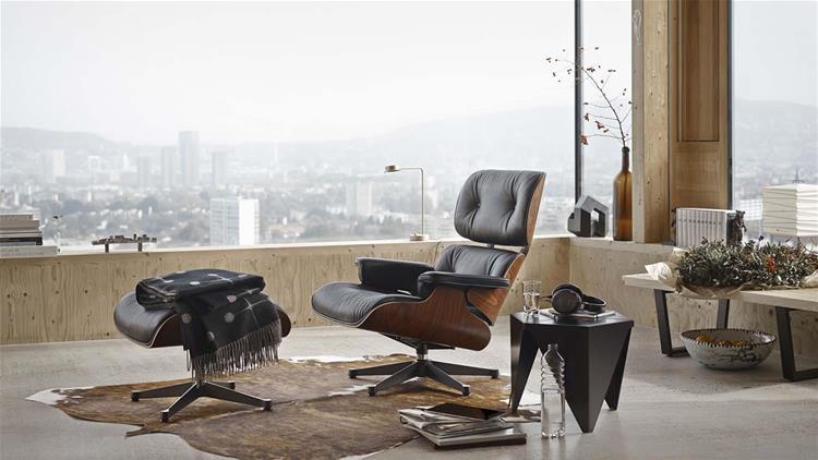 Vitra Eames Lounge Chair Poltrona pelle nera tavolino Prismatic Table Isamu Noguchi